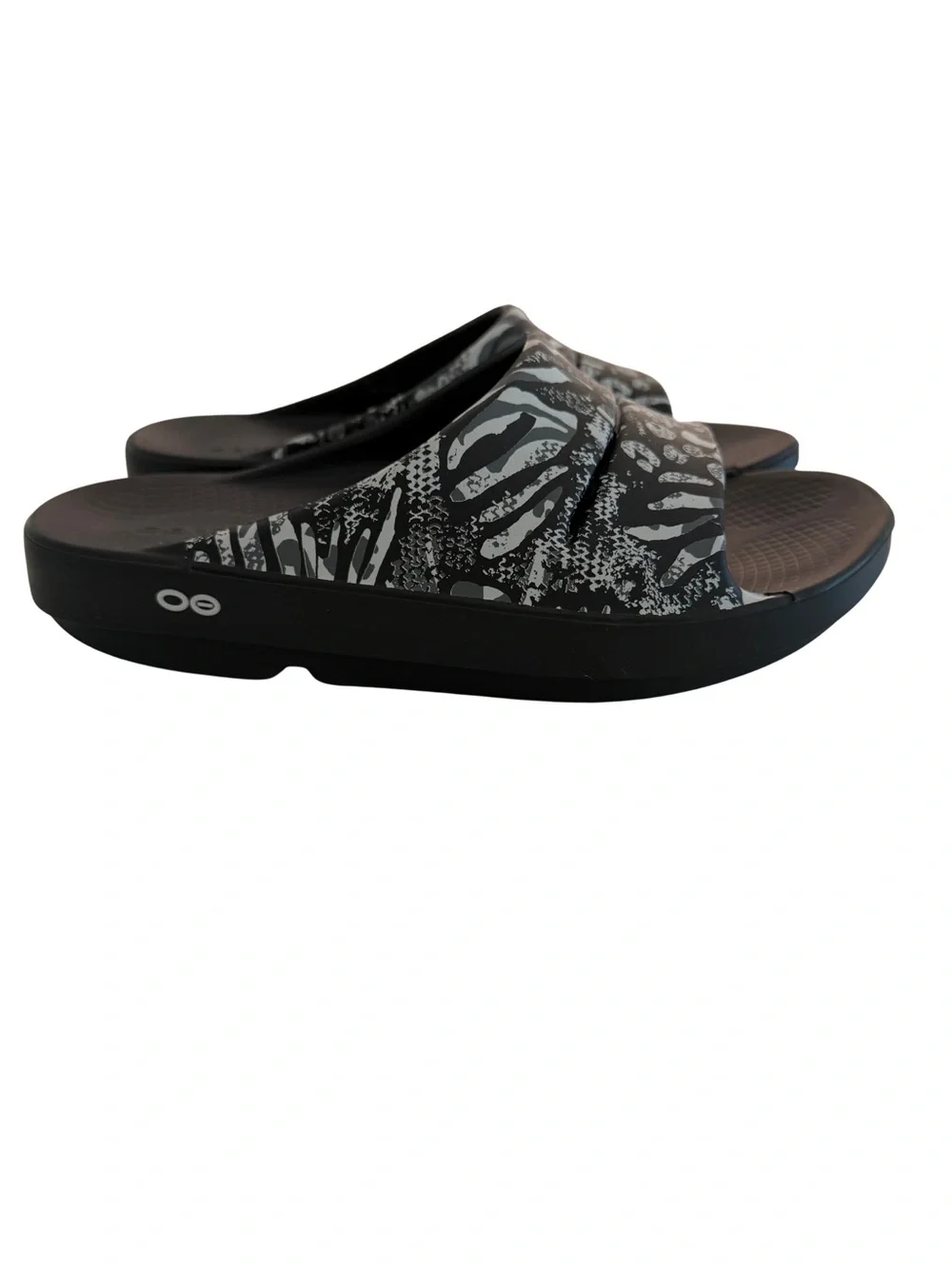 OOFOS OOahh Luxe Recovery Slides Animal Print Black Gray M8 W10 EU41